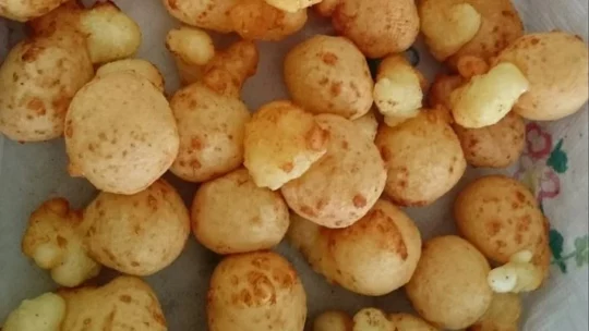 Pão de queijo frito